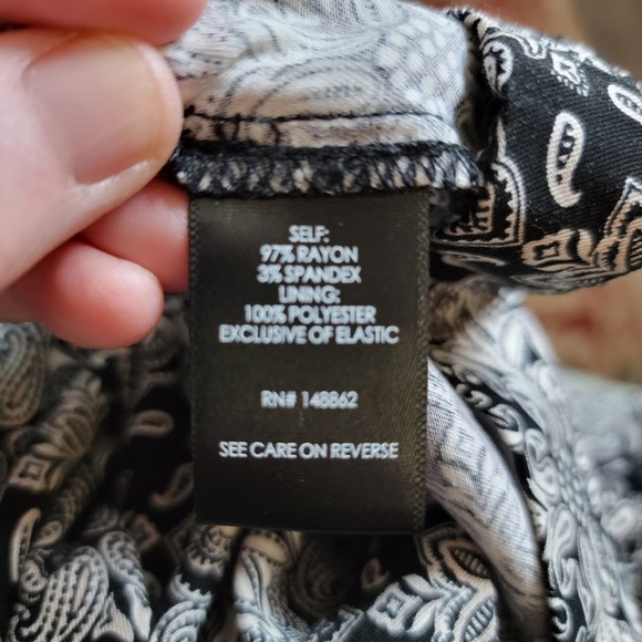 Torrid Black Bandana Print Jumpsuit Size 2 18-20 Boho 1 Piece Stretchy Smocked - Picture 10 of 10